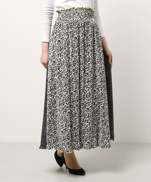 Q（キュー）の「バイカラーマイクロプリーツフラワースカート（スカート・レディース・ブラック/アイボリー・MEDIUM）」の7枚目の写真