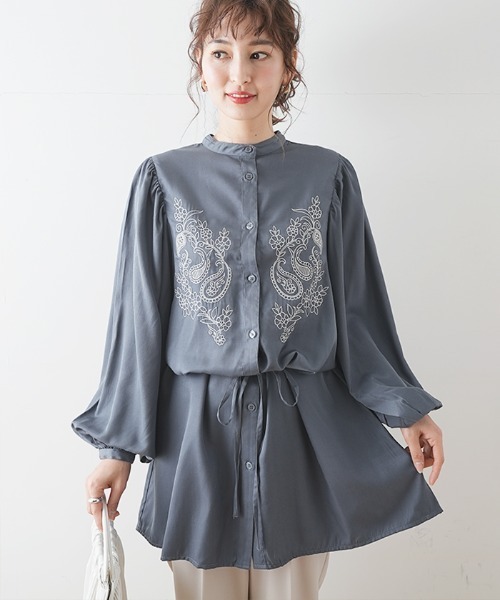Futier land(フューティアランド)の「刺繍バンドカラーシャツ(シャツ/ブラウス・レディース・ライトカーキ/アイボリー/ブルー/ブラック・FREE)」の4枚目の写真