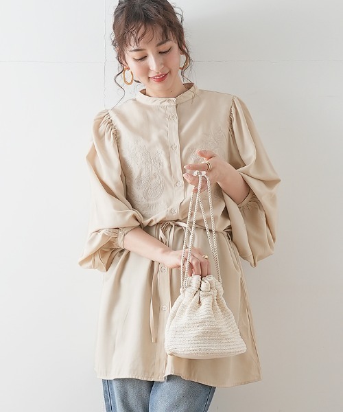 Futier land(フューティアランド)の「刺繍バンドカラーシャツ(シャツ/ブラウス・レディース・ライトカーキ/アイボリー/ブルー/ブラック・FREE)」の8枚目の写真