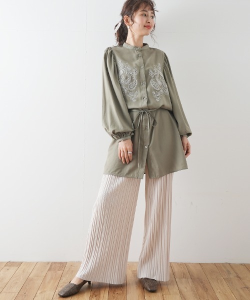 Futier land(フューティアランド)の「刺繍バンドカラーシャツ(シャツ/ブラウス・レディース・ライトカーキ/アイボリー/ブルー/ブラック・FREE)」の14枚目の写真