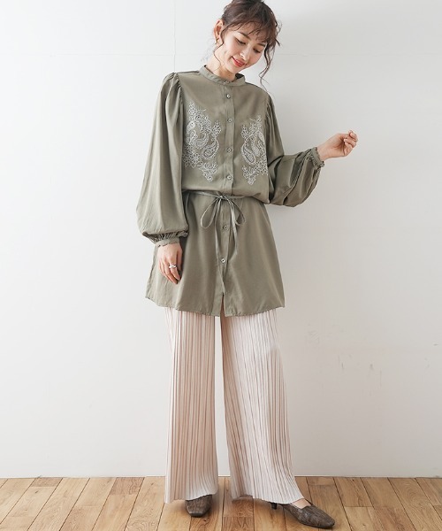 Futier land(フューティアランド)の「刺繍バンドカラーシャツ(シャツ/ブラウス・レディース・ライトカーキ/アイボリー/ブルー/ブラック・FREE)」の15枚目の写真