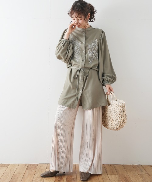 Futier land(フューティアランド)の「刺繍バンドカラーシャツ(シャツ/ブラウス・レディース・ライトカーキ/アイボリー/ブルー/ブラック・FREE)」の16枚目の写真