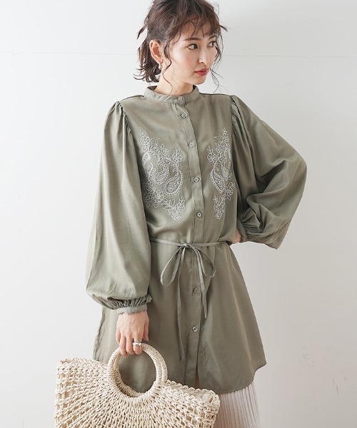 Futier land(フューティアランド)の「刺繍バンドカラーシャツ(シャツ/ブラウス・レディース・ライトカーキ/アイボリー/ブルー/ブラック・FREE)」の19枚目の写真