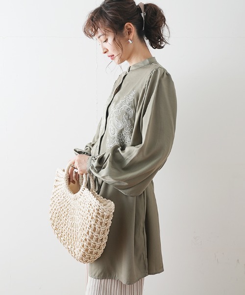 Futier land(フューティアランド)の「刺繍バンドカラーシャツ(シャツ/ブラウス・レディース・ライトカーキ/アイボリー/ブルー/ブラック・FREE)」の20枚目の写真