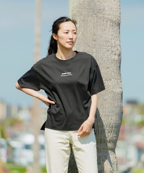 LB/S （エルビーエス）の「汗染み防止加工　二段ロゴ　前後差　サイドスリット　プリントＴシャツ（Tシャツ/カットソー・レディース・ホワイト/ブラック/ダークパープル・MEDIUM/LARGE）」の2枚目の写真