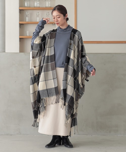 osharewalker（オシャレウォーカー）の「『チェック柄ストールポンチョ』（ポンチョ・レディース・アイボリー/ダークブルー/ブラック×グリーン・FREE）」の2枚目の写真