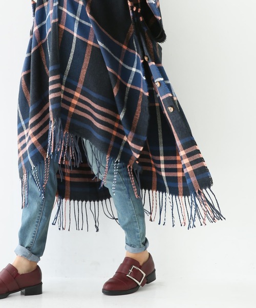 osharewalker（オシャレウォーカー）の「『チェック柄ストールポンチョ』（ポンチョ・レディース・アイボリー/ダークブルー/ブラック×グリーン・FREE）」の4枚目の写真
