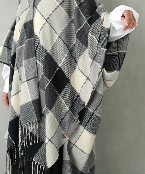 osharewalker（オシャレウォーカー）の「『チェック柄ストールポンチョ』（ポンチョ・レディース・アイボリー/ダークブルー/ブラック×グリーン・FREE）」の7枚目の写真