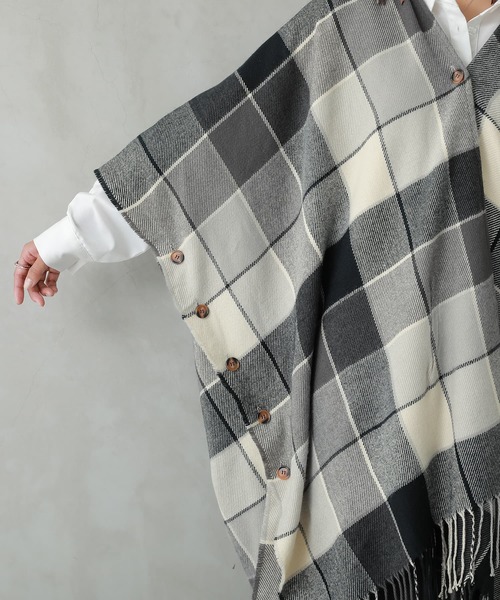 osharewalker（オシャレウォーカー）の「『チェック柄ストールポンチョ』（ポンチョ・レディース・アイボリー/ダークブルー/ブラック×グリーン・FREE）」の11枚目の写真