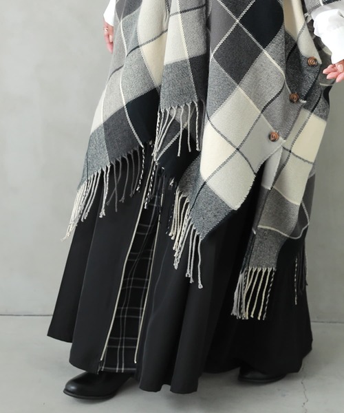 osharewalker（オシャレウォーカー）の「『チェック柄ストールポンチョ』（ポンチョ・レディース・アイボリー/ダークブルー/ブラック×グリーン・FREE）」の5枚目の写真