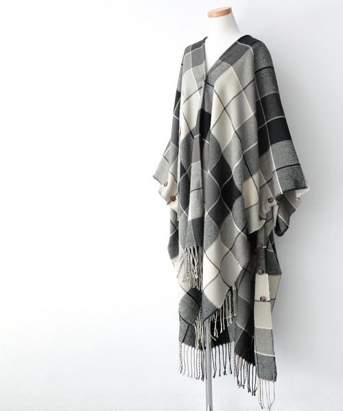 osharewalker（オシャレウォーカー）の「『チェック柄ストールポンチョ』（ポンチョ・レディース・アイボリー/ダークブルー/ブラック×グリーン・FREE）」の13枚目の写真