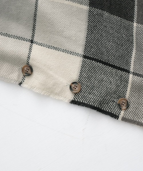 osharewalker（オシャレウォーカー）の「『チェック柄ストールポンチョ』（ポンチョ・レディース・アイボリー/ダークブルー/ブラック×グリーン・FREE）」の9枚目の写真