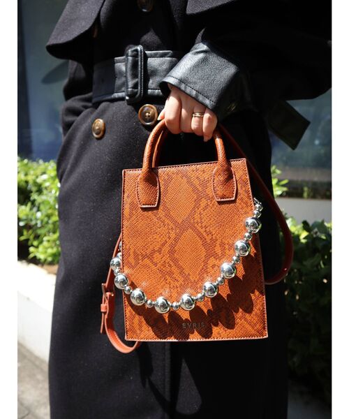 EVRIS（エヴリス）の「ボールチェーンスクエアショルダーBAG（ショルダーバッグ・レディース・ブラック/ベージュ/ブラウン・FREE）」の3枚目の写真