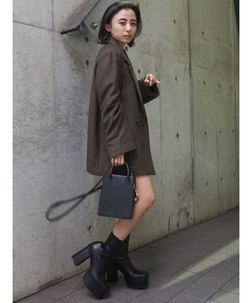 EVRIS（エヴリス）の「ボールチェーンスクエアショルダーBAG（ショルダーバッグ・レディース・ブラック/ベージュ/ブラウン・FREE）」の5枚目の写真