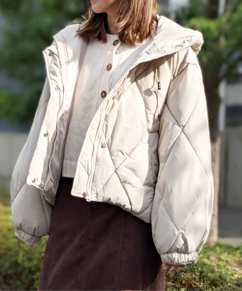 Per sist ence(パーシエンス)の「Per sist ence/パーシエンス 中綿ダイヤキルト フードブルゾン(ダウンジャケット/コート・レディース・ブラック/アイボリー/ミント/モカ/グレイッシュベージュ・FREE)」の2枚目の写真