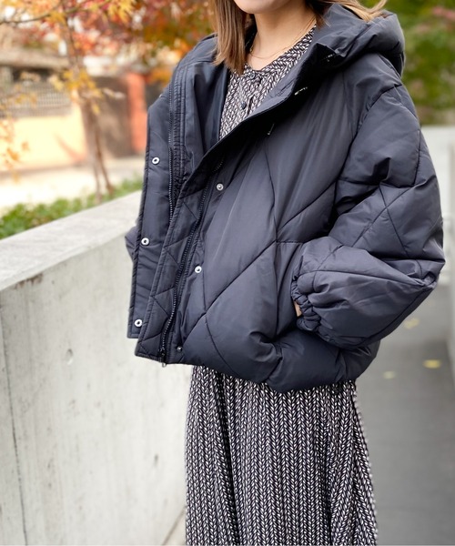 Per sist ence(パーシエンス)の「Per sist ence/パーシエンス 中綿ダイヤキルト フードブルゾン(ダウンジャケット/コート・レディース・ブラック/アイボリー/ミント/モカ/グレイッシュベージュ・FREE)」の3枚目の写真