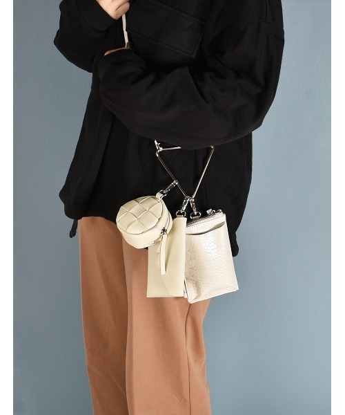 MONICA(モニカ)の「トライアングル3連マルチショルダーバッグ(ショルダーバッグ・レディース・ブラック/ベージュ/アイボリー/キャメル/グリーン/ライラック/ブルー/ピンク/ネイビー/パープル・FREE)」の2枚目の写真