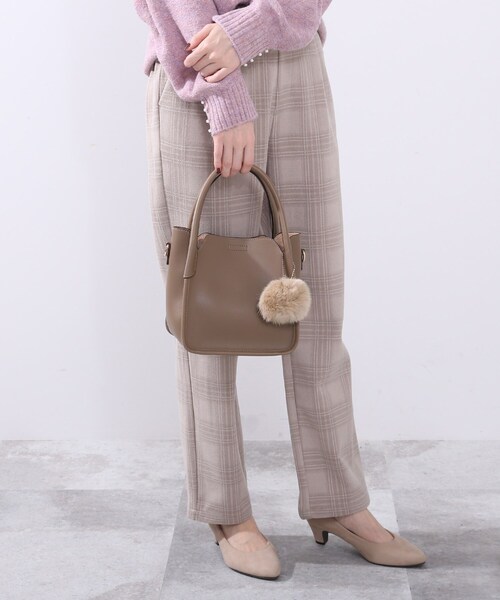 DRESKIP（ドレスキップ）の「◆ファーチャーム付2WAYスクエアトート（トートバッグ・レディース・ブラック/グレー/ブラウン系その他・00）」の4枚目の写真