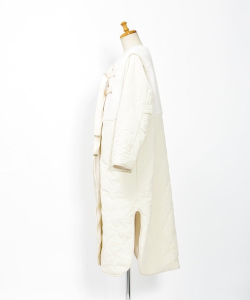 AS KNOW AS de base（アズノゥアズドゥバズ）の「リバーシブルボアキルティングロングコート（ノーカラーコート・レディース・オフホワイト/カーキ・FREE）」の3枚目の写真
