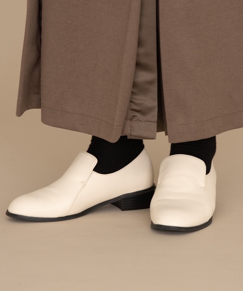 NEUNA（ヌナ）の「ヴィーガンレザー/シンプルステッチローファー（ローファー・レディース・ホワイト/ブラック・SMALL/MEDIUM/LARGE）」の4枚目の写真