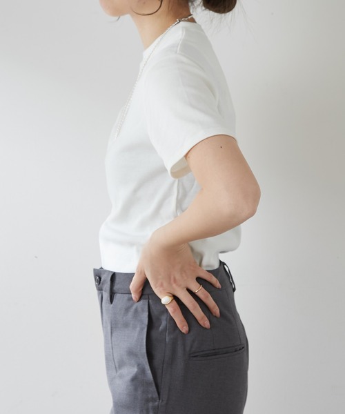 SHENERY(シーナリー)の「シンプルTEE(Tシャツ/カットソー・レディース・オフホワイト/ネイビー/イエロー・2/1)」の7枚目の写真