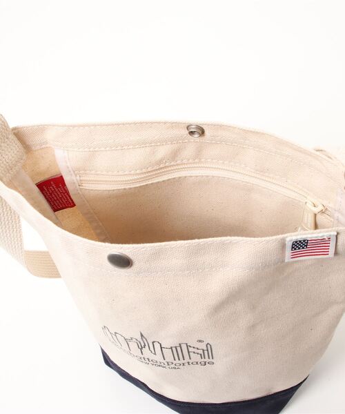 Manhattan Portage(マンハッタンポーテージ)の「North Brother Shoulder Bag Canvas Lite 2022(ショルダーバッグ・メンズ・オレンジ/ネイビー・X-SMALL)」の18枚目の写真