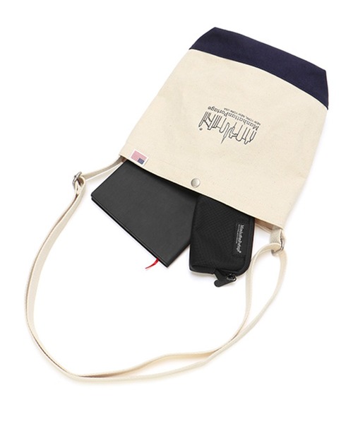 Manhattan Portage(マンハッタンポーテージ)の「North Brother Shoulder Bag Canvas Lite 2022(ショルダーバッグ・メンズ・オレンジ/ネイビー・X-SMALL)」の13枚目の写真