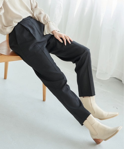 earth music&ecology（アースミュージックアンドエコロジー）の「リネン混テーパードパンツ（その他パンツ・レディース・ブラック/ベージュ/イエロー/ライム・S/M/L）」の2枚目の写真