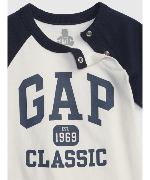 GAP（ギャップ）の「GAPロゴ ラグランボディシャツ（ロンパース・キッズ・ホワイト・6-12M/12-18M/3-6M/18-24M/0-3M）」の2枚目の写真