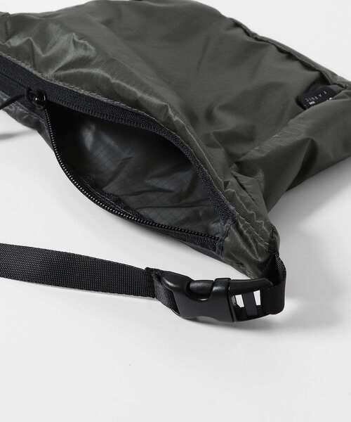 URBAN RESEARCH DOORS（アーバンリサーチドアーズ）の「CORDURA リップサコッシュ（ショルダーバッグ・メンズ・チャコールグレー/ホワイト/ネイビー・-）」の17枚目の写真