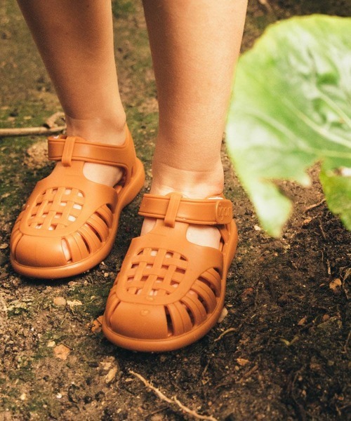 igor（イゴール）の「【igor】TOBBY VELCRO SOLID トビーベルクロ ソリッド（サンダル・キッズ・ホワイト系その他/ブラウン系その他・15.0cm/16.0cm/17.0cm/14.0cm）」の2枚目の写真