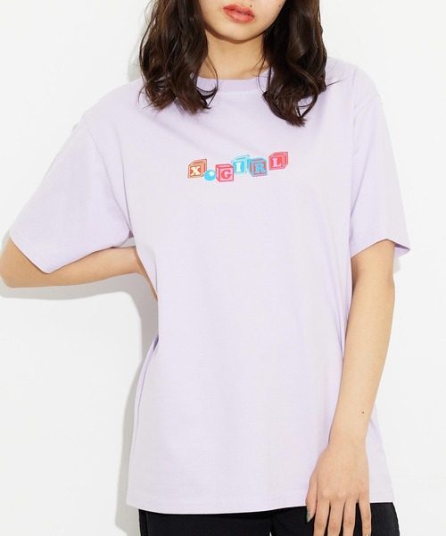 X-girl（エックスガール）の「TOY BLOCK LOGO S/S TEE/ブランドロゴ/ネオンカラー ロゴTシャツ（Tシャツ/カットソー・レディース・ホワイト/ブラック/ライトパープル・S/M/L/XL）」の3枚目の写真