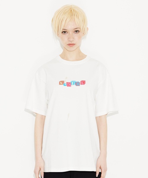 X-girl（エックスガール）の「TOY BLOCK LOGO S/S TEE/ブランドロゴ/ネオンカラー ロゴTシャツ（Tシャツ/カットソー・レディース・ホワイト/ブラック/ライトパープル・S/M/L/XL）」の5枚目の写真