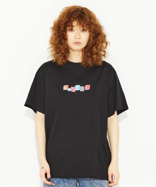 X-girl（エックスガール）の「TOY BLOCK LOGO S/S TEE/ブランドロゴ/ネオンカラー ロゴTシャツ（Tシャツ/カットソー・レディース・ホワイト/ブラック/ライトパープル・S/M/L/XL）」の17枚目の写真