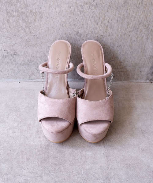 SPIRALGIRL（スパイラルガール）の「アンクルチェーンスウェードGossipサンダル（サンダル・レディース・ブラック/ベージュ/ブルー・MEDIUM/LARGE）」の4枚目の写真