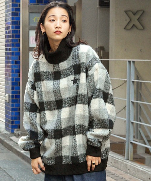 CONVERSE(コンバース)の「CONVERSE/コンバース ワンポイントロゴ ジャガーチェックハイネックオーバーサイズスウェット(スウェット・メンズ・ブラウン/ブラック・L/M)」の11枚目の写真
