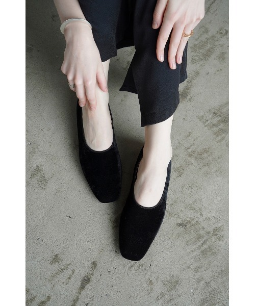 CLANE(クラネ)の「VELVET FLAT SHOES(その他シューズ・レディース・ベージュ/ブラック・36/37/38)」の2枚目の写真