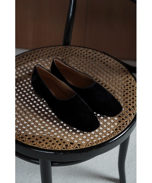 CLANE(クラネ)の「VELVET FLAT SHOES(その他シューズ・レディース・ベージュ/ブラック・36/37/38)」の17枚目の写真