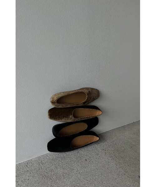 CLANE(クラネ)の「VELVET FLAT SHOES(その他シューズ・レディース・ベージュ/ブラック・36/37/38)」の18枚目の写真