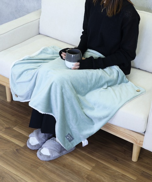 emesuelee（エメスーリー）の「4WAYベロア風裏ボアブランケットS（ブランケット・レディース・モカ/ブルー/サックスブルー/ピンク・フリー）」の3枚目の写真