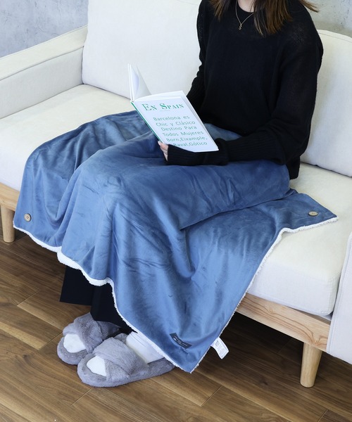 emesuelee（エメスーリー）の「4WAYベロア風裏ボアブランケットS（ブランケット・レディース・モカ/ブルー/サックスブルー/ピンク・フリー）」の4枚目の写真