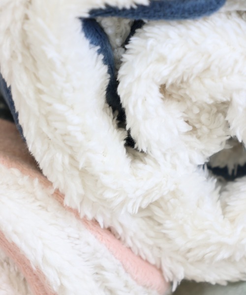 emesuelee（エメスーリー）の「4WAYベロア風裏ボアブランケットS（ブランケット・レディース・モカ/ブルー/サックスブルー/ピンク・フリー）」の19枚目の写真