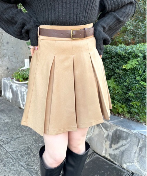 OLIVE des OLIVE（オリーブデオリーブ）の「合皮ベルト付きプリーツスカート（スカート・レディース・キャメル/スミクロ/チャコールグレー/ブラック・FREE）」の4枚目の写真