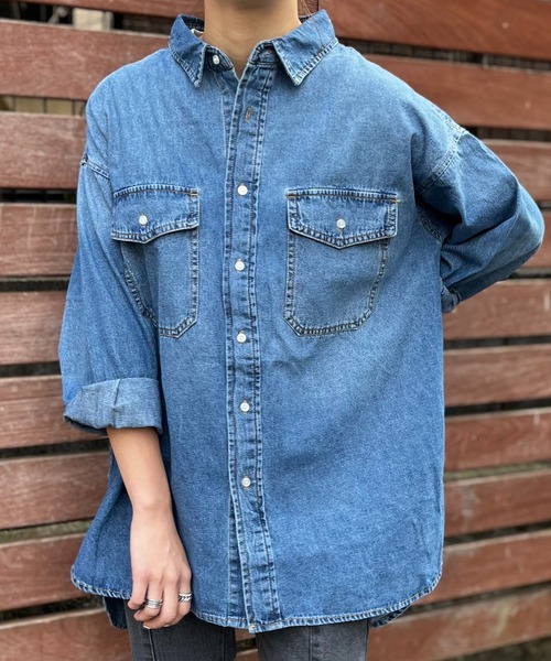 mi via loca(ミヴィアロカ)の「デニムビッグシャツ(シャツ/ブラウス・レディース・インディゴブルー・FREE)」の15枚目の写真