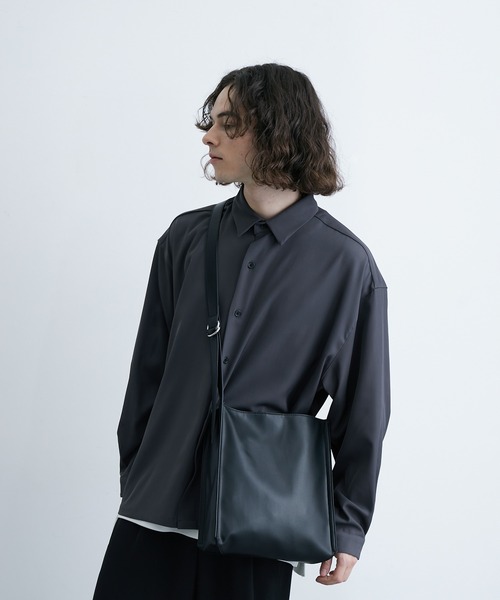 JUNRED（ジュンレッド）の「シンセティックレザースクエアバッグ（ショルダーバッグ・メンズ・ブラック・FREE）」の4枚目の写真