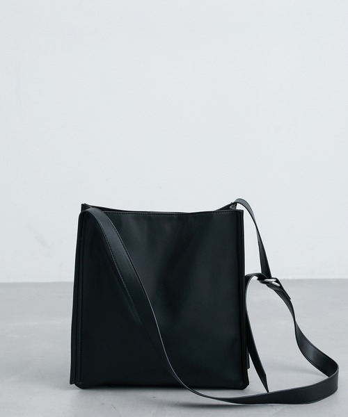 JUNRED（ジュンレッド）の「シンセティックレザースクエアバッグ（ショルダーバッグ・メンズ・ブラック・FREE）」の9枚目の写真