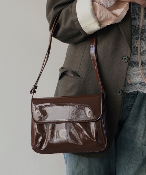 BARELY BLUE(ベアリーブルー)の「【 BARELY BLUE / ベアリーブルー 】 エナメル コンパクト ショルダーバッグ(ショルダーバッグ・レディース・ボルドー/ブラック/ブラウン・FREE)」の3枚目の写真
