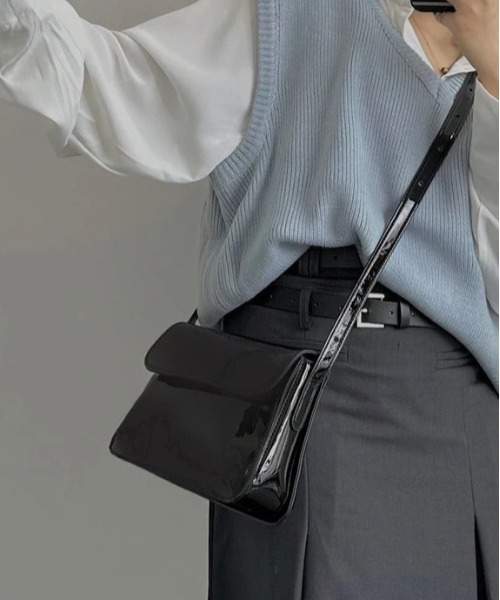 BARELY BLUE(ベアリーブルー)の「【 BARELY BLUE / ベアリーブルー 】 エナメル コンパクト ショルダーバッグ(ショルダーバッグ・レディース・ボルドー/ブラック/ブラウン・FREE)」の8枚目の写真