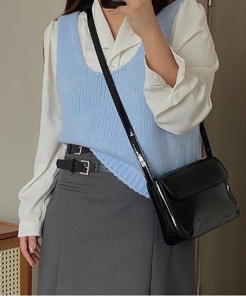 BARELY BLUE(ベアリーブルー)の「【 BARELY BLUE / ベアリーブルー 】 エナメル コンパクト ショルダーバッグ(ショルダーバッグ・レディース・ボルドー/ブラック/ブラウン・FREE)」の5枚目の写真