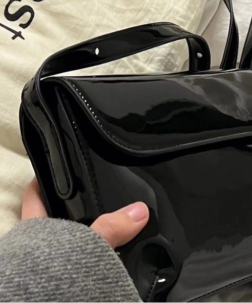 BARELY BLUE(ベアリーブルー)の「【 BARELY BLUE / ベアリーブルー 】 エナメル コンパクト ショルダーバッグ(ショルダーバッグ・レディース・ボルドー/ブラック/ブラウン・FREE)」の14枚目の写真